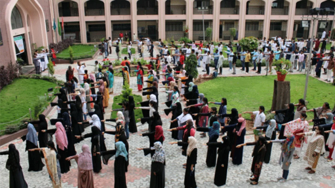 On the campus of Al-Ameen College of Pharmacy, Hosur Road