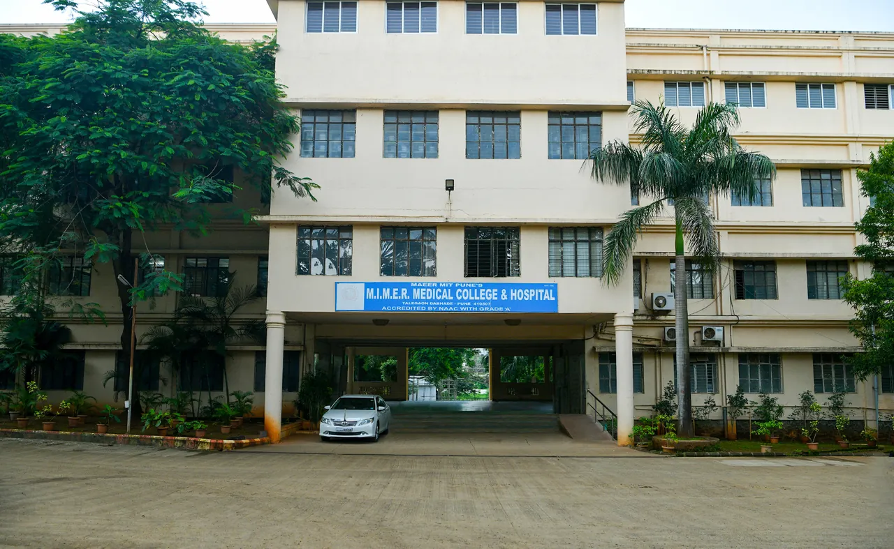 The front of the MIMER Medical College and Hospital building, Talegaon Dabhade, with its name board over the entrance